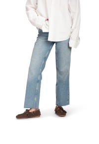 Model draagt donkerbruine loafers frontaal