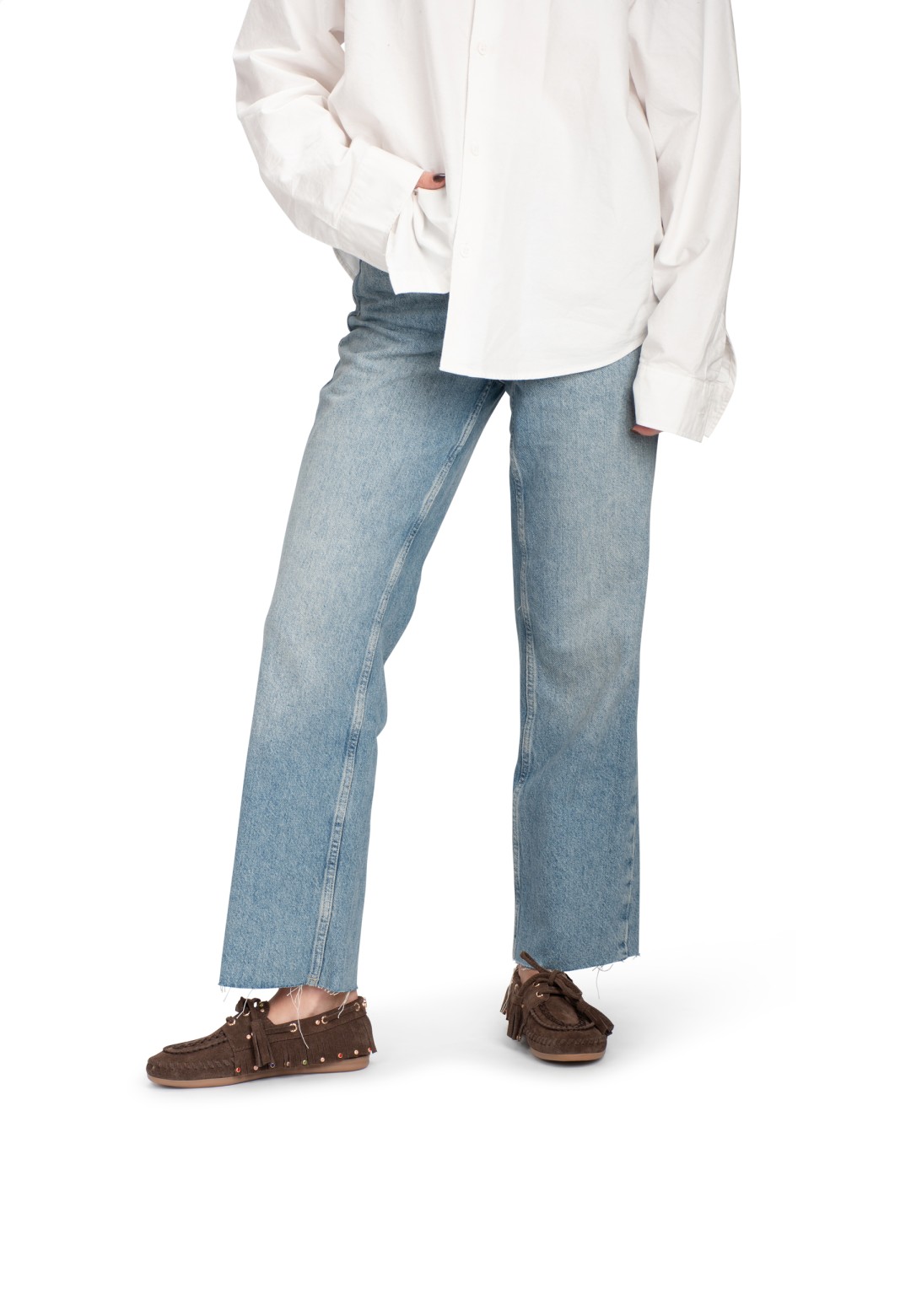 Model draagt donkerbruine loafers frontaal