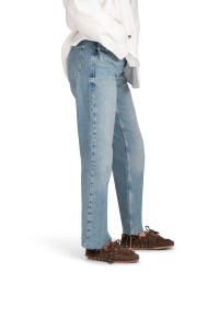 Model draagt donkerbruine loafers zijaanzicht