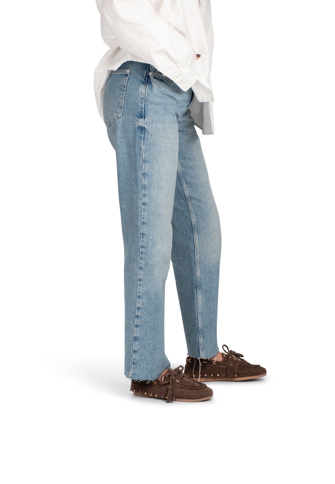 Model draagt donkerbruine loafers zijaanzicht