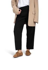 Model loopt met lichtbruine loafers