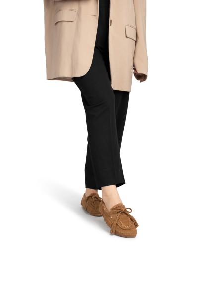 Model draagt YARA loafer vooraanzicht