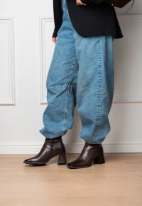 DUA enkellaars gestyled met een loose-fit jeans