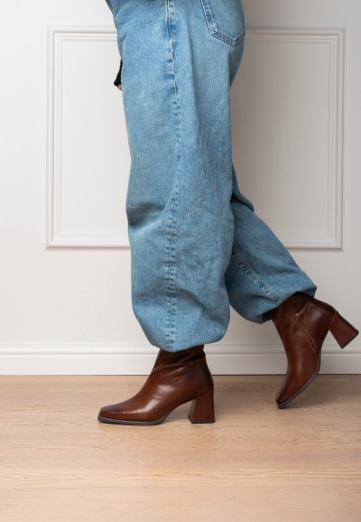 Zijaanzicht van de DUA laars met opgetrokken jeans