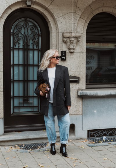 Model draagt zwarte Jayda enkellaarzen van PS Poelman met blazer en jeans.