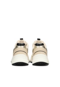 Achteraanzicht van beige sneakers met stevige zool