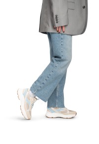 Abby sneakers gedragen onder een blauwe jeans