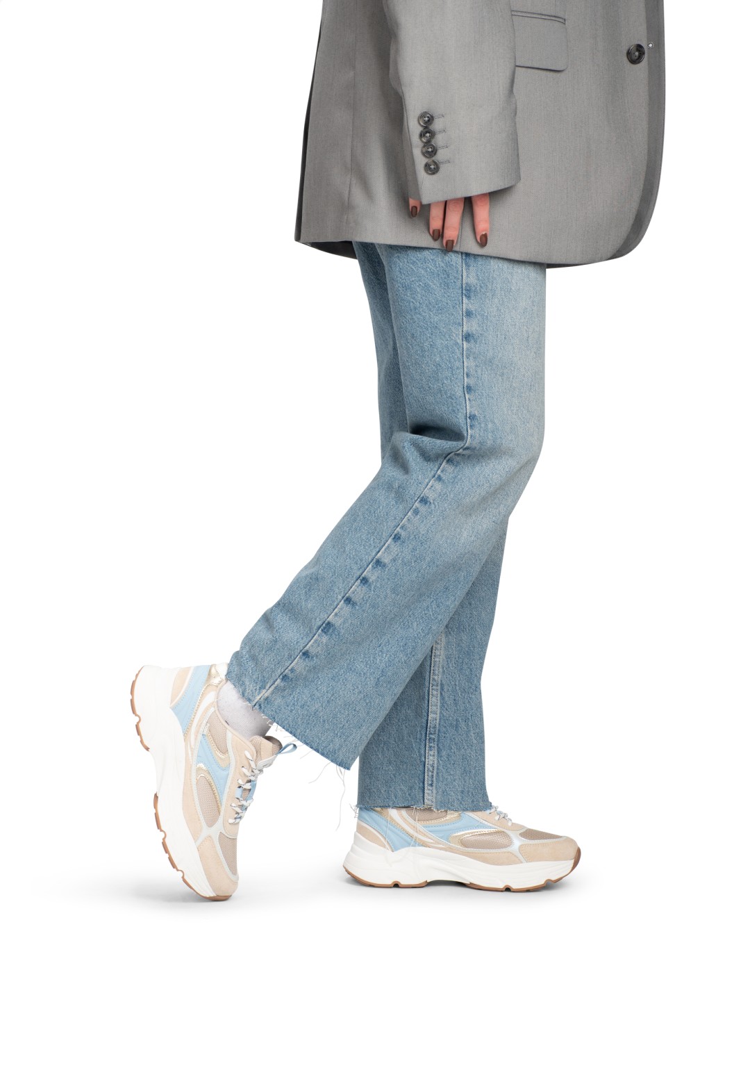 Abby Sneakers getragen mit blauer Jeans