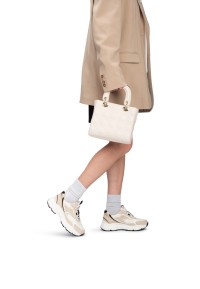 Abby sneakers gedragen met beige trenchcoat en witte sokken