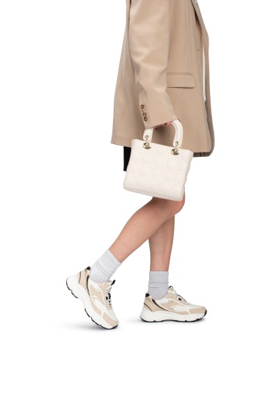 Abby sneakers gedragen met beige trenchcoat en witte sokken