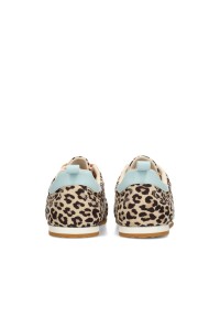 Achteraanzicht van de MAXINE sneaker met lichtblauwe hiel en leopardprint