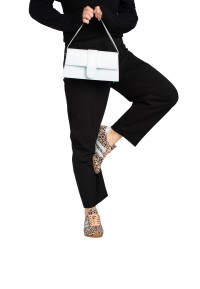 MAXINE sneaker gedragen, model tilt been op – zijaanzicht