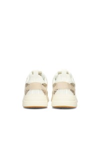 Achterkant van de CARO sneaker met animal print op de hiel