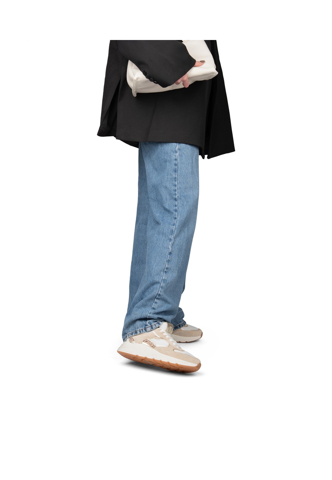 Close-up van CARO sneaker tijdens dragen – detail met jeans