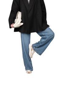 CARO sneaker gestyled met jeans