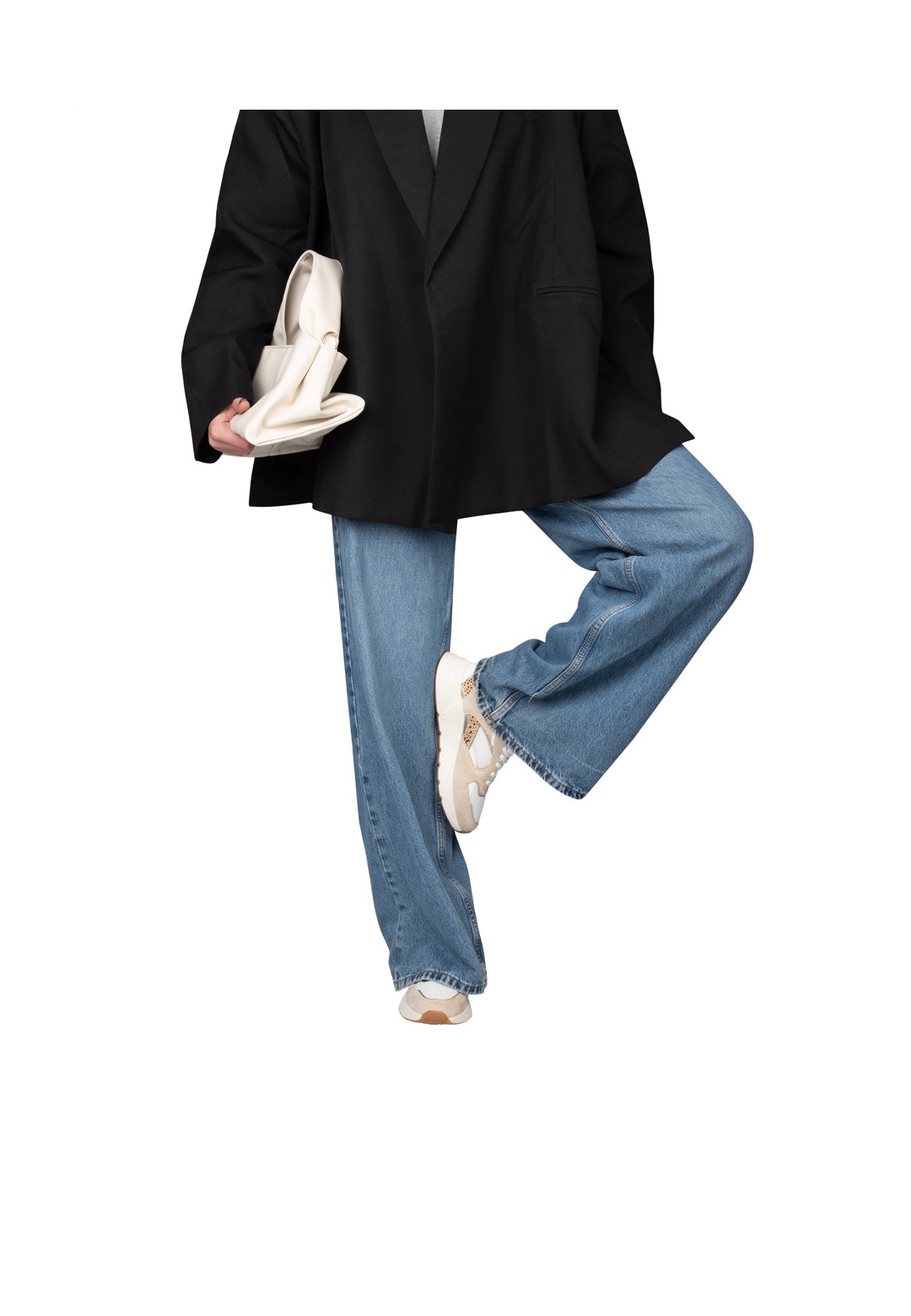 CARO sneaker gestyled met jeans