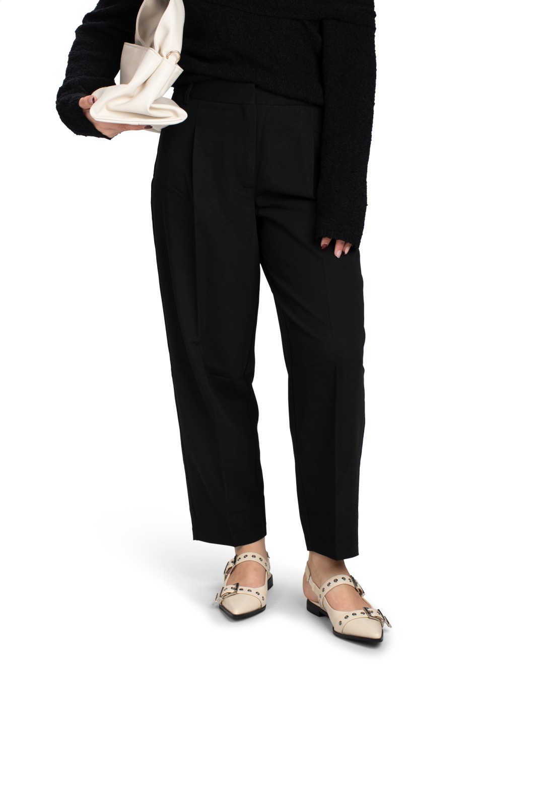 Draagfoto: JULIA slingbacks gestyled onder zwarte pantalon