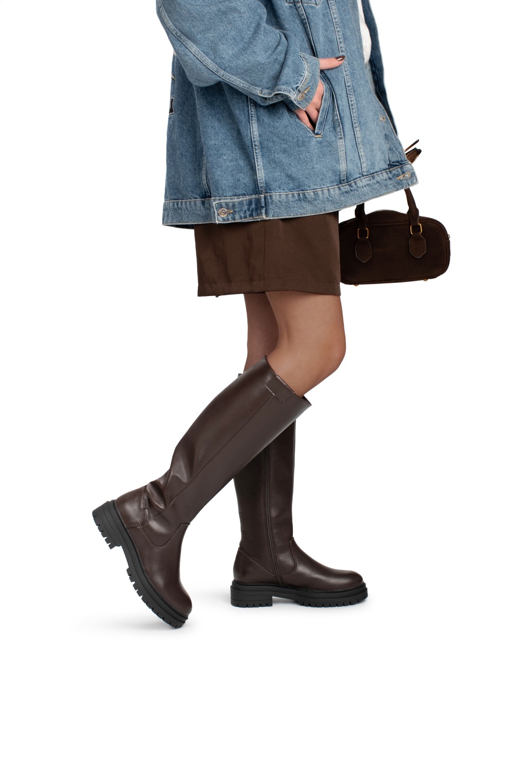 Model draagt FAY laarzen – hoge imitatie leren laarzen gestyled met denim jas en rok