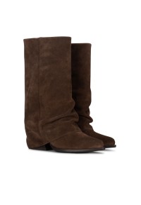 Schräger Seitenblick auf den CELESTE Wildlederstiefel