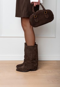 Model wearing HABOOB CELESTE boots with brown bag