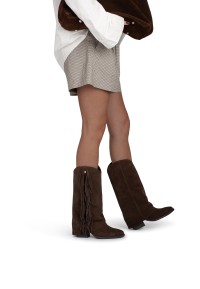 HABOOB ELODIE dunkelbraune Wildleder-Stiefel – von vorne getragen