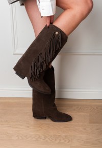 HABOOB ELODIE dark brown suede boot with fringes – side view worn