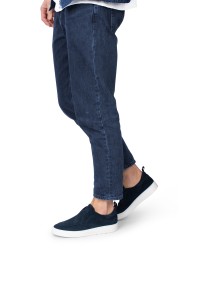 Gregory navy suède instappers – casual gedragen met spijkerbroek, zijaanzicht (modelfoto)