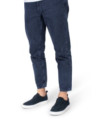 Gregory navy suède instappers – casual gedragen met spijkerbroek, vooraanzicht (aan-foto)
