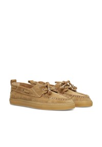 Twee beige suède loafers in diagonale opstelling – stijlvolle look