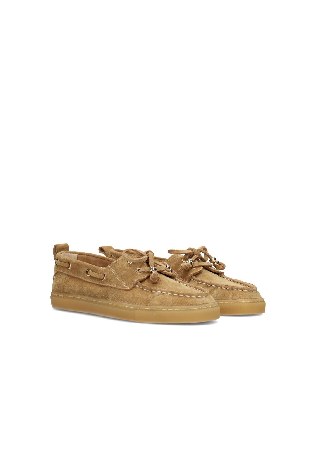 Twee beige suède loafers in diagonale opstelling – stijlvolle look