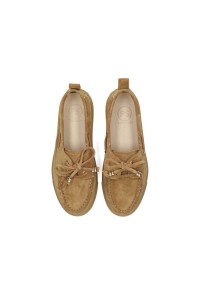 Beige suède loafers van bovenaf – zicht op binnenvoering en strikdetail