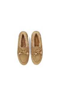 camelkleurige suède loafers dames bovenaanzicht paar