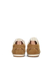 Achterkant van twee lichtbruine suède sneakers met contrasterende hiel