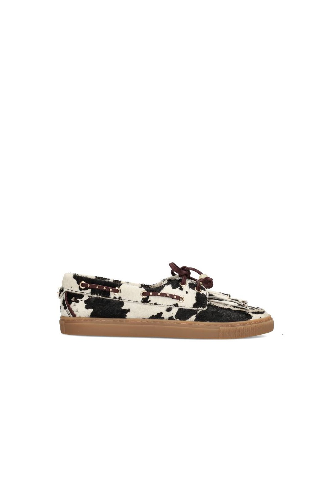 Zijaanzicht van de NORA loafer met cow print
