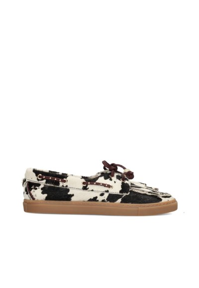 Zijaanzicht van de NORA loafer met cow print