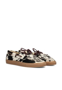 Schuin zijaanzicht van NORA cow print loafers