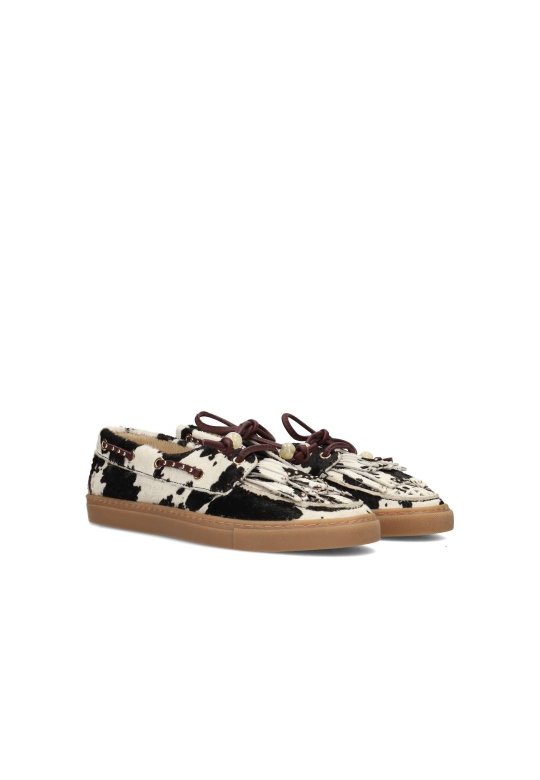 Schuin zijaanzicht van NORA cow print loafers