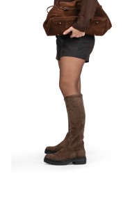 Model in CYBELE Stiefeln – kniehohe Damenstiefel aus Imitat-Wildleder mit Rock kombiniert