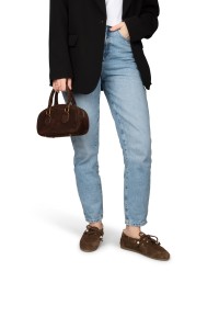 dunkelbraune Wildleder-Loafer Damen getragen mit Jeans