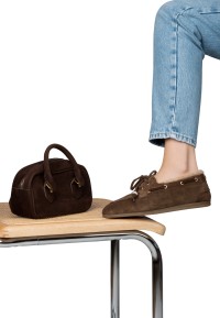 dunkelbraune Wildleder-Loafer Damen Lifestyle-Foto