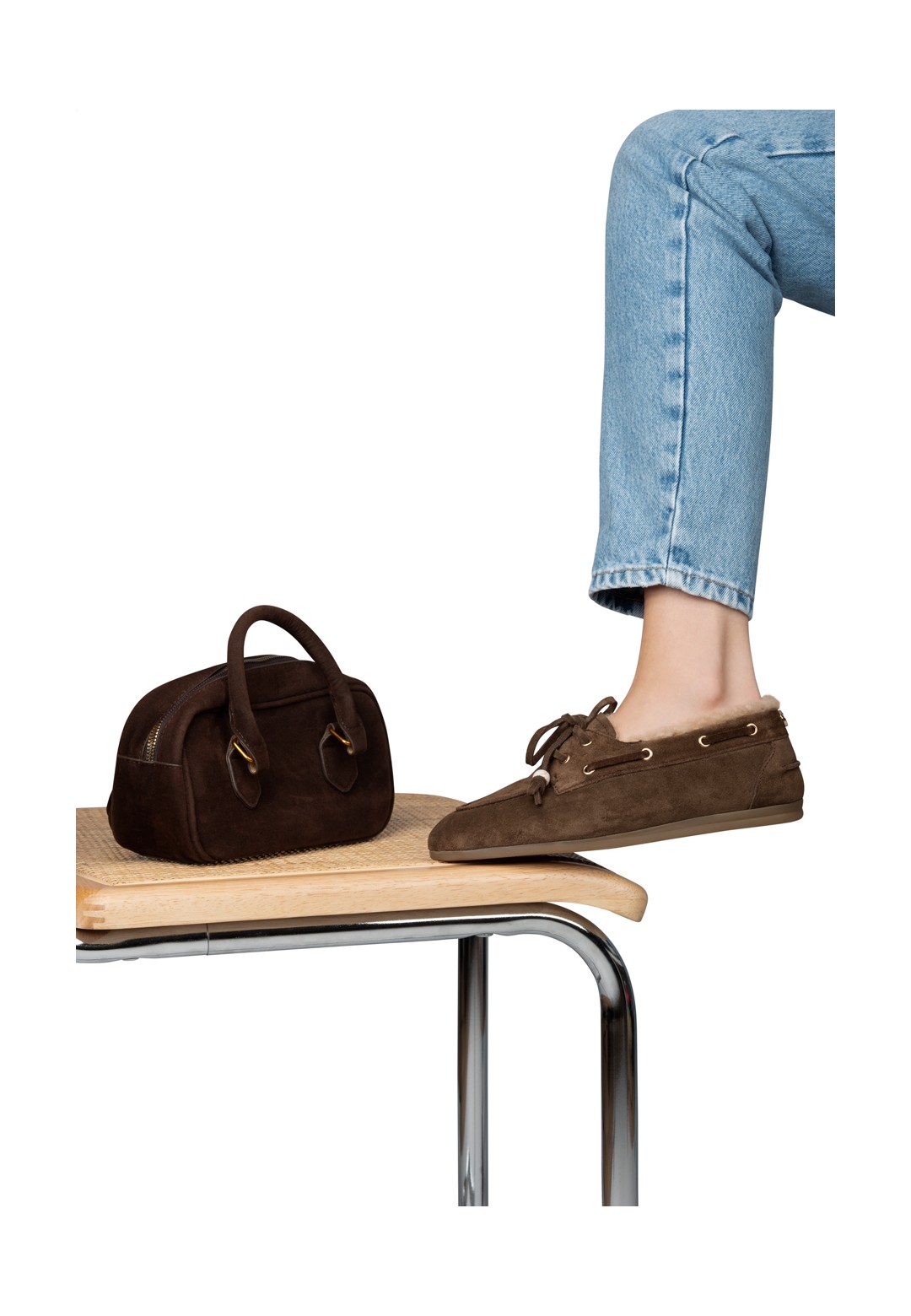 donkerbruine suède loafers dames lifestyle foto