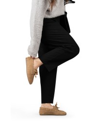 camelfarbene Wildleder-Loafer Damen getragen mit Schwarz