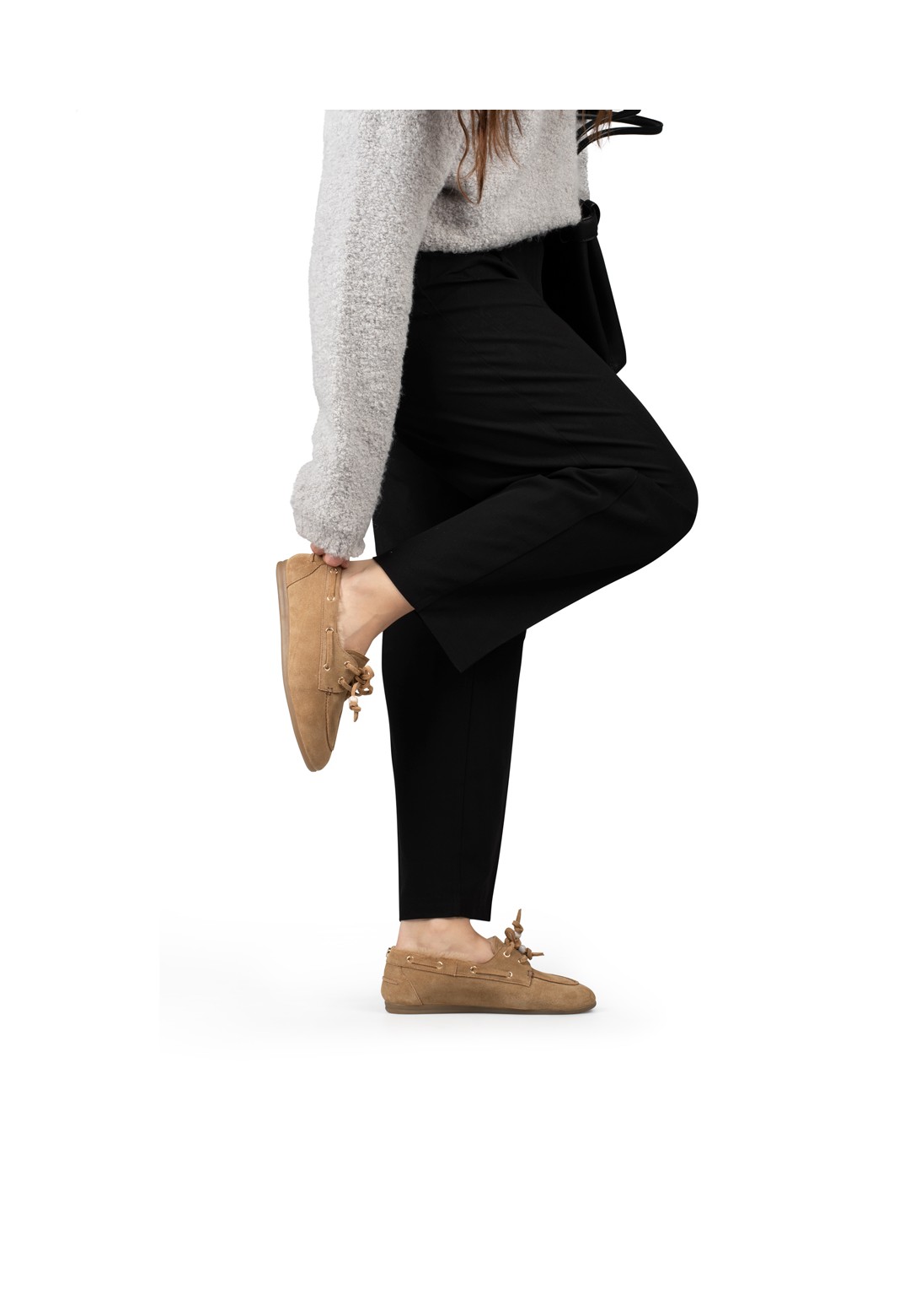 camelfarbene Wildleder-Loafer Damen getragen mit Schwarz