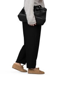 camelfarbene Wildleder-Loafer Damen Lifestyle-Foto