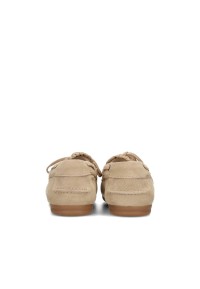 Achteraanzicht van beige loafers met 2 cm hak