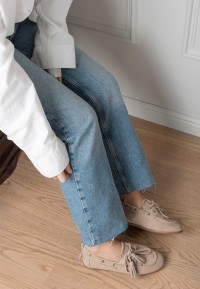 LIRA loafers in beige suède – gedragen met jeans en blouse