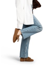 Dames loafers in camel suède – staand met opgetrokken been