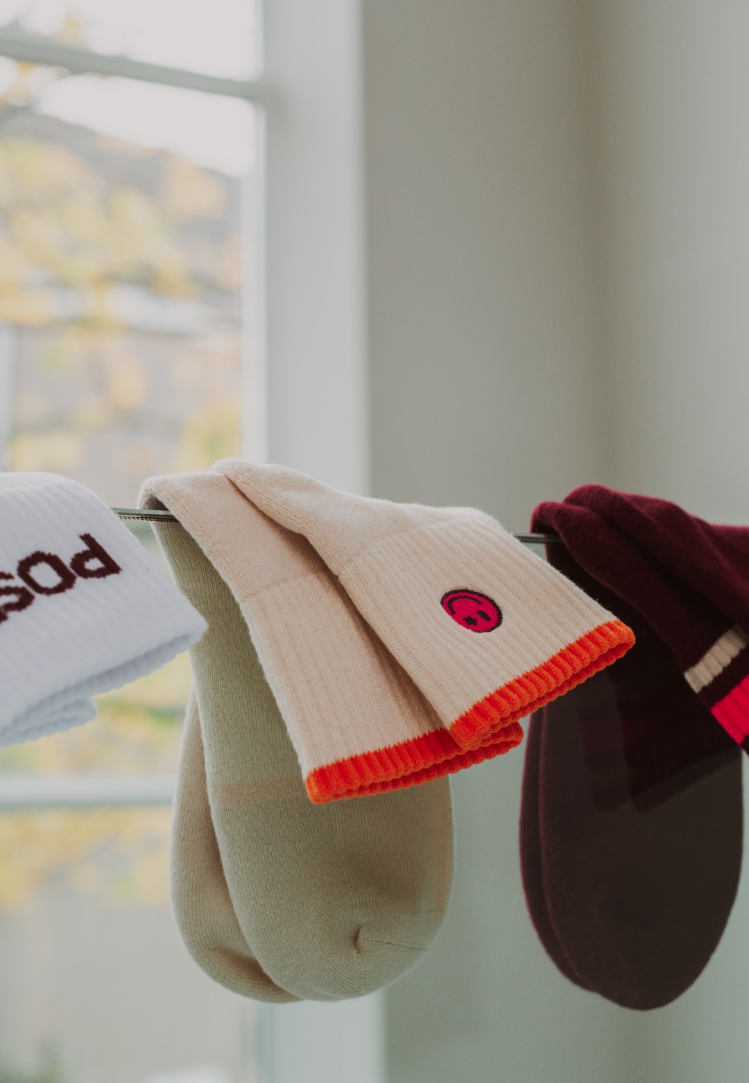 POSH sokken met smiley-detail – ecru sokken met oranje rand, casual styling