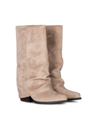 Sandfarbener LOIS Stiefel von POSH by Poelman – schräge Vorderansicht