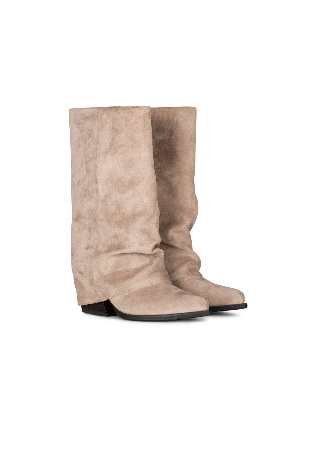 Sandfarbener LOIS Stiefel von POSH by Poelman – schräge Vorderansicht